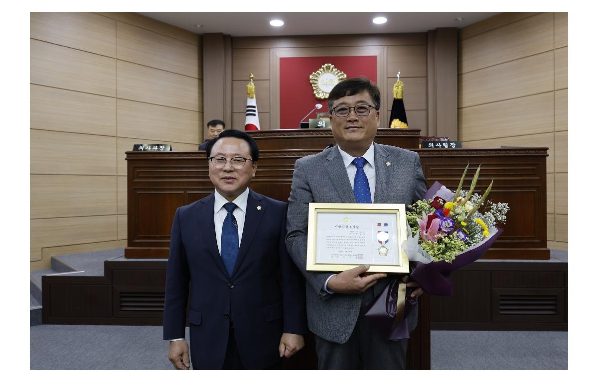 제337회 임실군의회 제1차 정레회 제2차 본회의 의정봉사상 첨부이미지 : 20240614_제337회 임실군의회 제1차 정례회 제2차 본회의 의정봉사상(정칠성).JPG