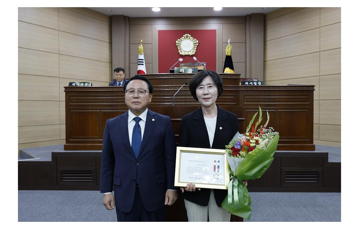 제337회 임실군의회 제1차 정례회 제2차 본회의 의정봉사상 첨부이미지 : 20240614_제337회 임실군의회 제1차 정례회 제2차 본회의 의정봉사상(정일윤).JPG