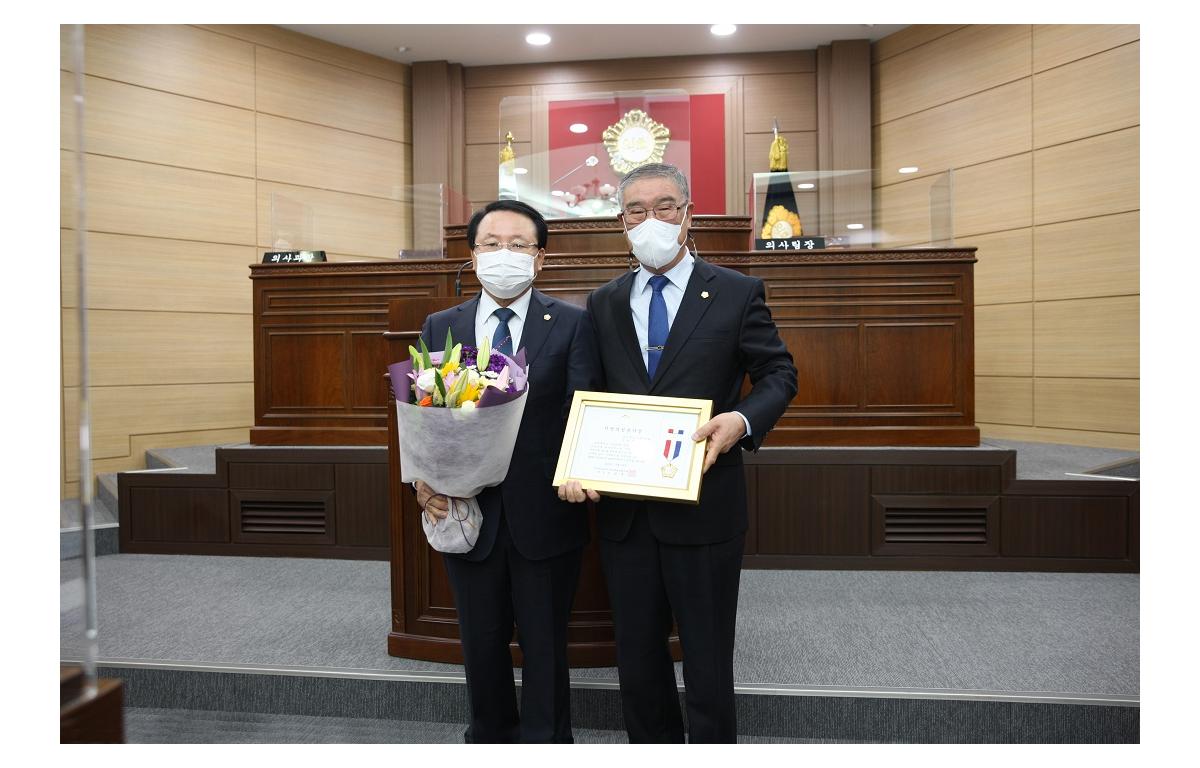 지방의정봉사상 수상 첨부이미지 : 20211025_지방의정봉사상 수상.JPG