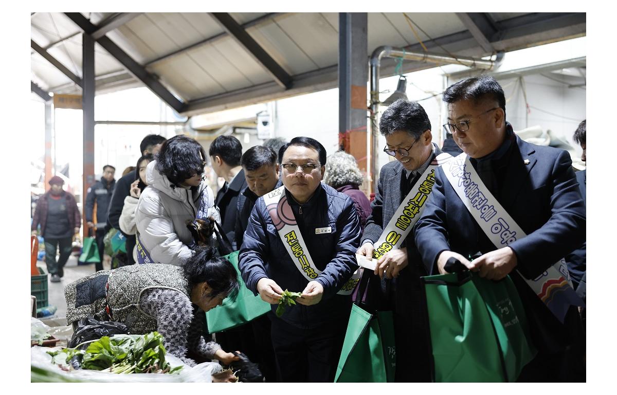 2024년 설맞이 전통시장 장보기행사 첨부이미지 : 20240206_2024년 설맞이 전통시장 장보기행사(임실)(이성재).JPG