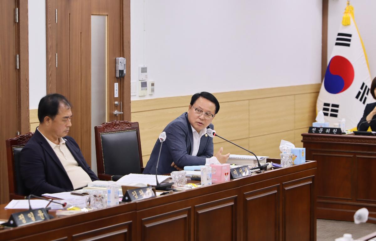 제346회 임실군의회 제1차 정례회 예결특위 첨부이미지 : 20250613_제346회 임실군의회 제1차 정례회 예결특위_이성재 의원.JPG