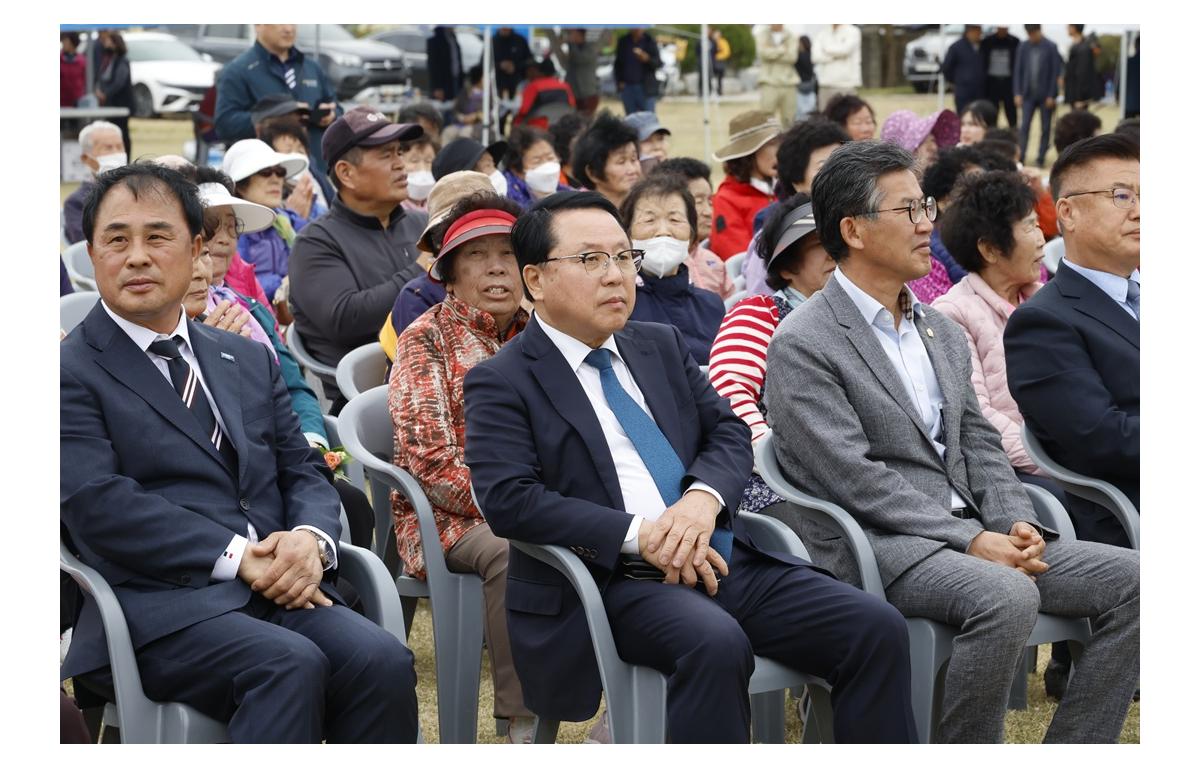 청웅면민의 날 화합한마당 첨부이미지 : 20250412_청웅면민의 날 화합한마당(이성재).JPG