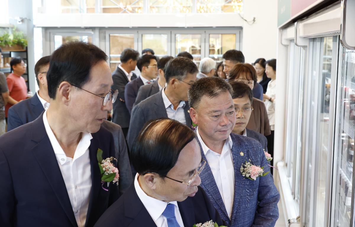 오수휴게소(상행선) 로컬푸드 행복장터 첨부이미지 : 20250915_오수휴게소(상행선) 로컬푸드 행복장터 개장식 양주영 2.JPG