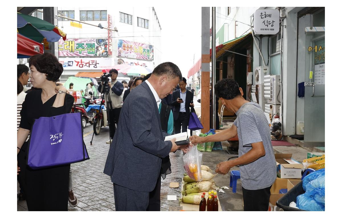 추석맞이 전통시장 장보기 행사 첨부이미지 : 20230926_추석맞이 전통시장 장보기 행사(임실시장) 양주영.JPG