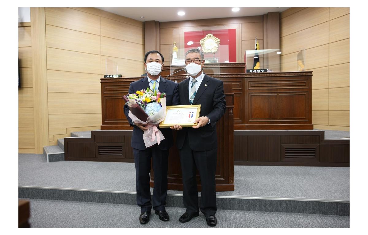 지방의정봉사상 수상 첨부이미지 : 20210426_의정봉사상 수상.JPG