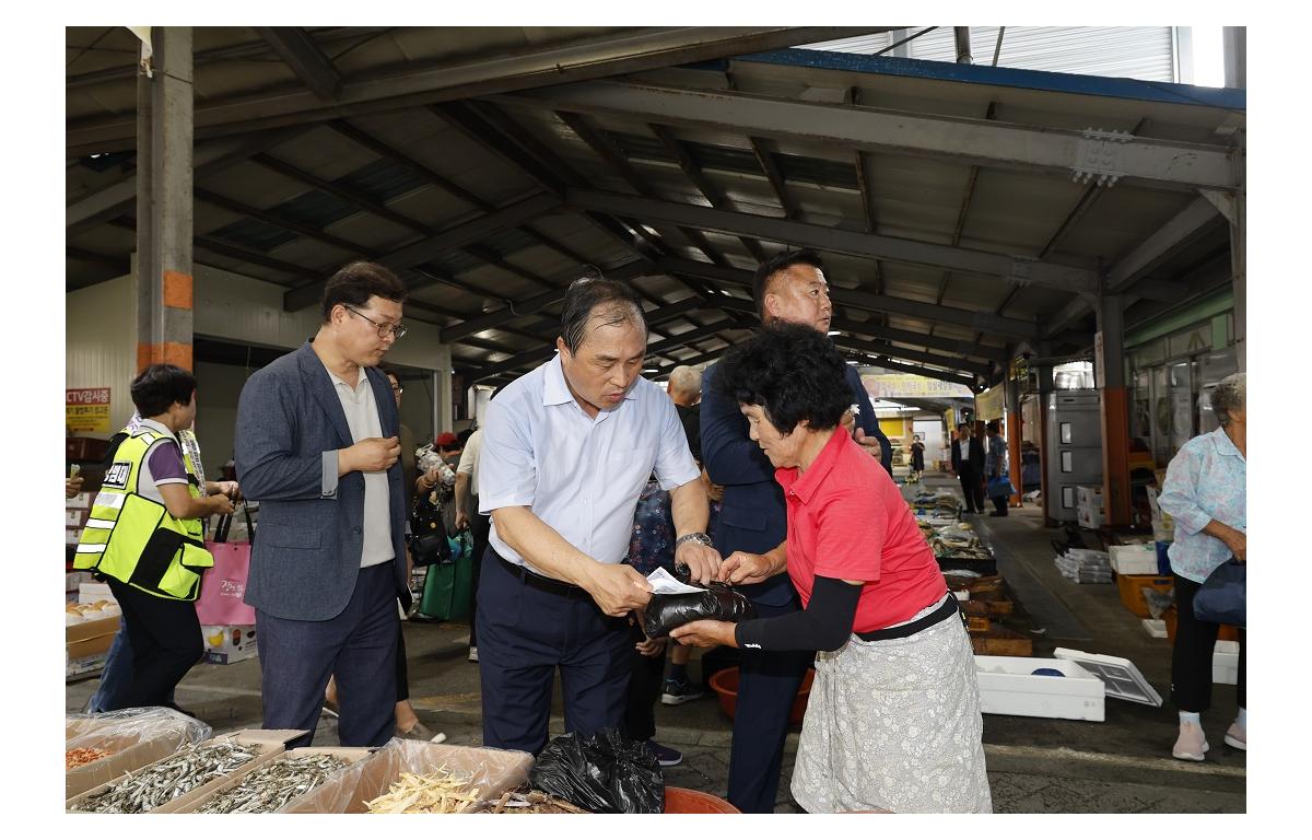 추석맞이 전통시장 장보기행사 첨부이미지 : 20240911_추석맞이 전통시장 장보기행사(김왕중).JPG