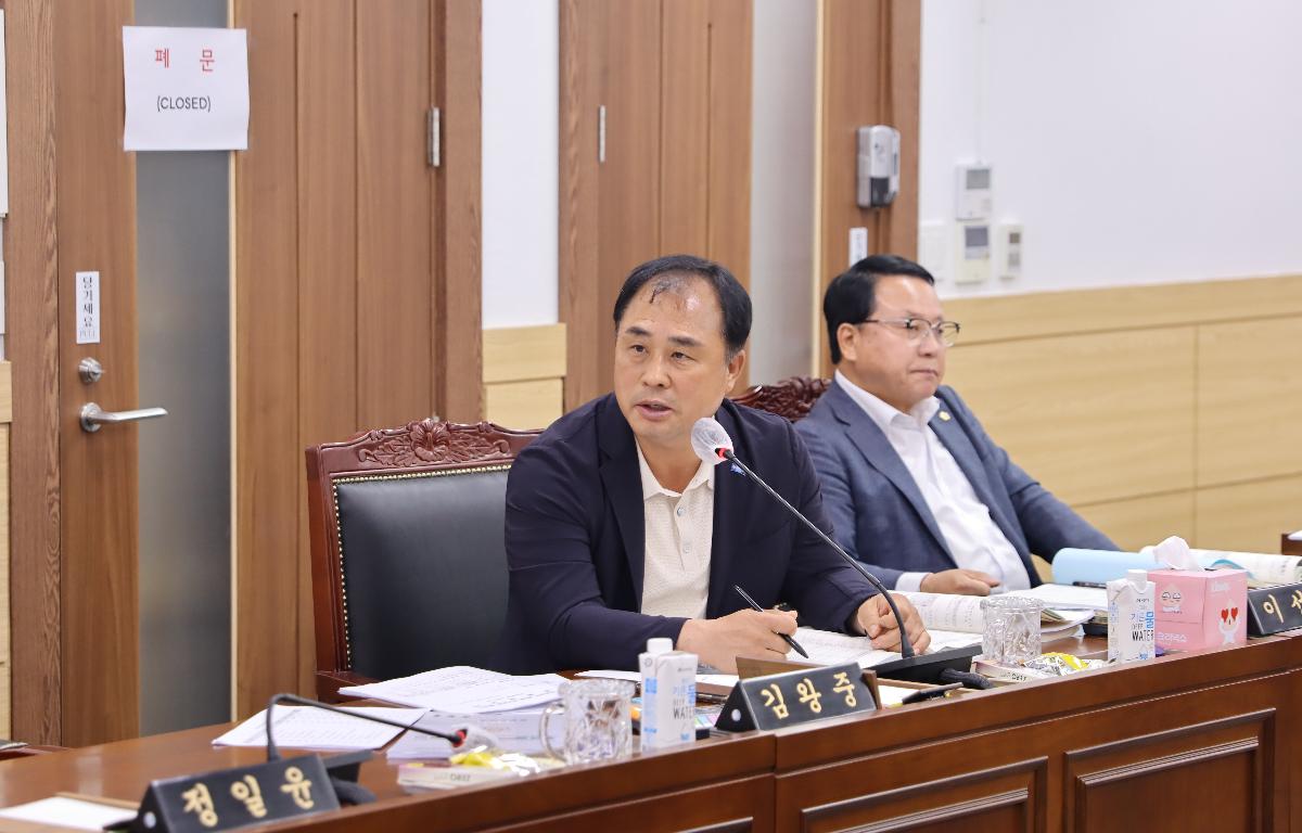 제346회 임실군의회 제1차 정례회 예결특위 첨부이미지 : 20250613_제346회 임실군의회 제1차 정례회 예결특위_김왕중 의원.JPG