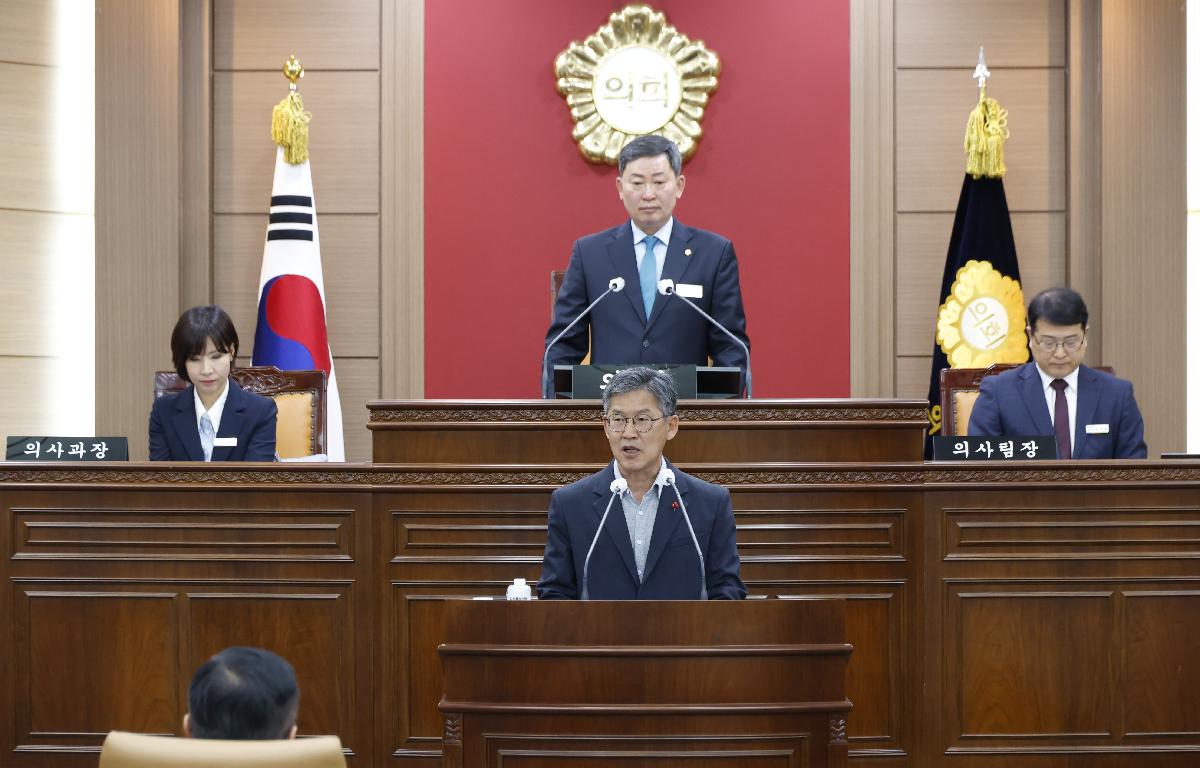 제351회 임시회 폐회 첨부이미지 : 20260407_제351회 임시회 폐회 김정흠 1.JPG