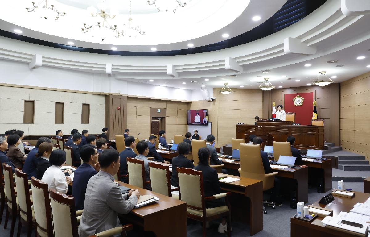 제353회 임실군의회 임시회 개회 첨부이미지 : 20260721_제353회 임실군의회 임시회 개회 정일윤.JPG