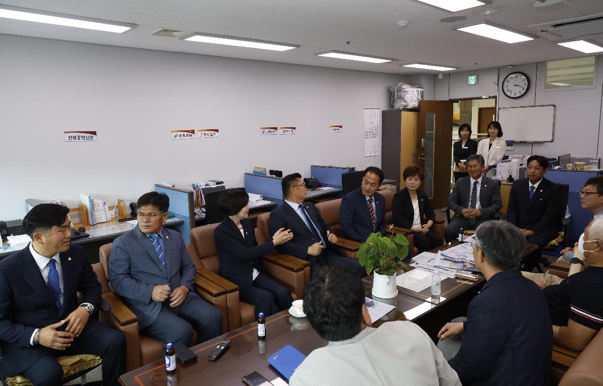 제10대 임실군의회 관내 주요기관 방문 첨부이미지 : 20260702_제10대 임실군의회 관내 주요기관 방문 (기자실).JPG