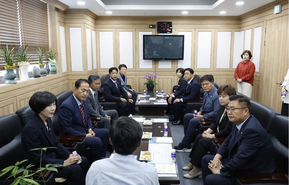 제10대 임실군의회 관내 주요기관 방문 첨부이미지 : 20260702_제10대 임실군의회 관내 주요기관 방문 (임실치즈농협).JPG