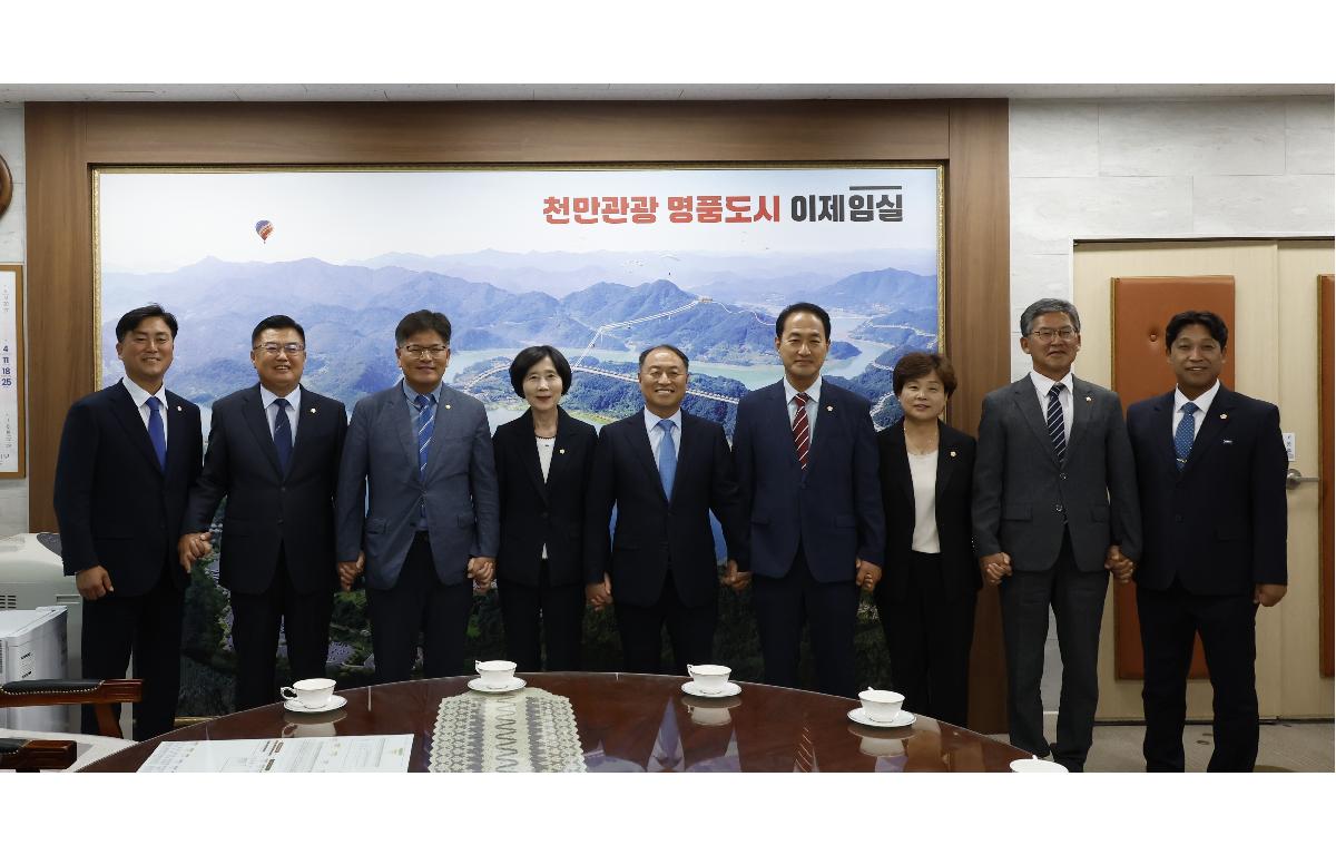 제10대 임실군의회 관내 주요기관 방문 첨부이미지 : 20260702_제10대 임실군의회 관내 주요기관 방문 군수실 1.JPG