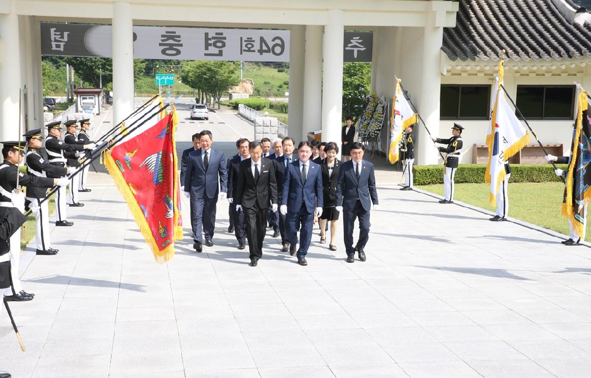 64회 현충일 기념 호국원 참배 첨부이미지 : 20190604_64회 현충일 기념 호국원 참배.JPG