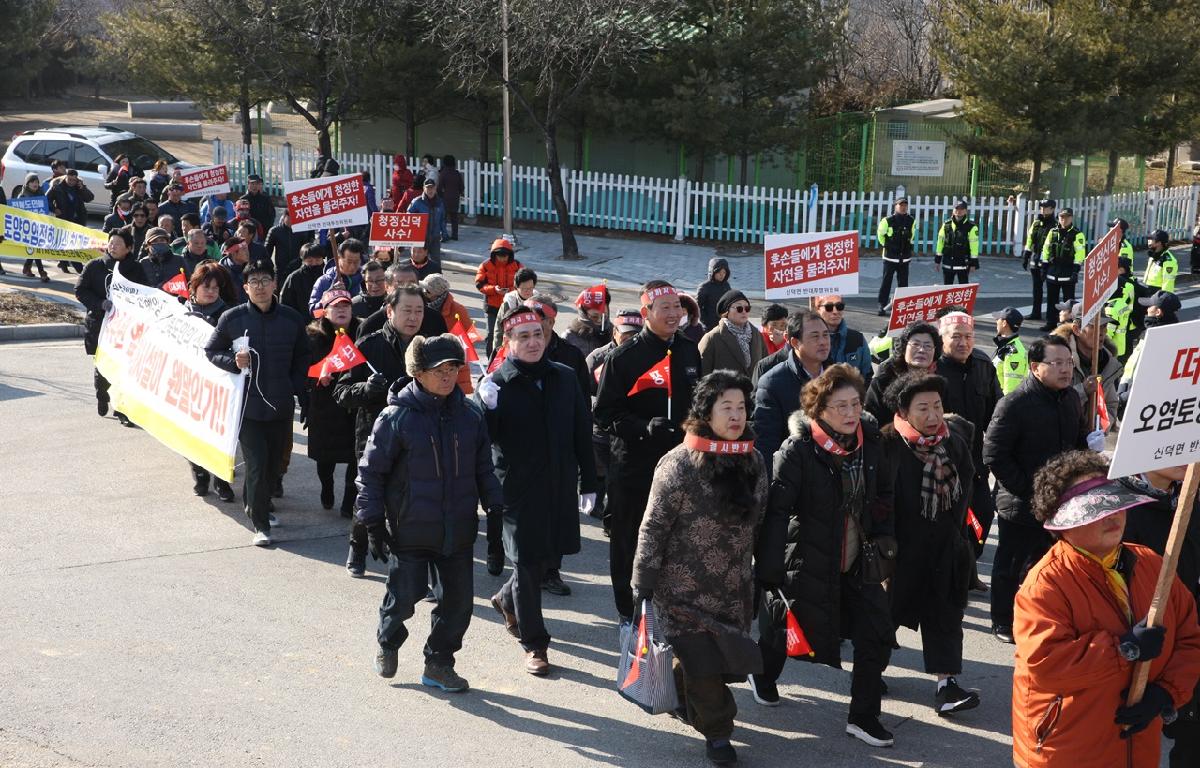 신덕면 오염토양정화시설 반대 군민 궐기대회 첨부이미지 : 20190211_신덕면 오염토양정화시설 반대 군민 궐기대회5.JPG