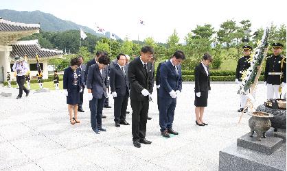 제8대 의회 개원 기념 호국원 참배