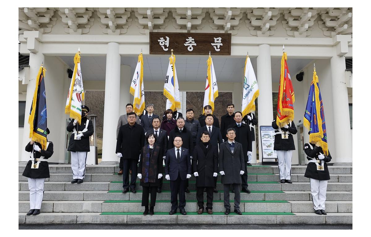 2024년 임실군의회 호국원 참배 첨부이미지 : 20240102_2024년 임실군의회 호국원 참배.JPG