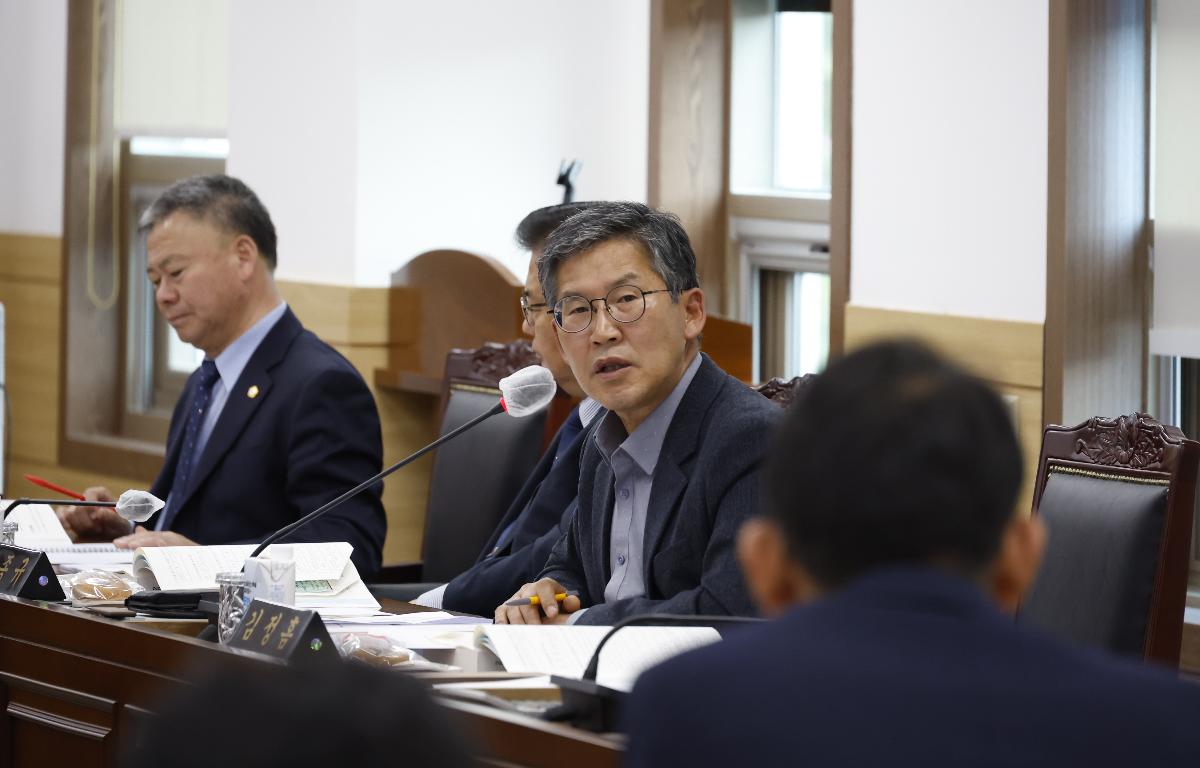 제348회 정례회 행정사무감사(기획감사실, 행정지원과,홍보담당관)  첨부이미지 : 20251120_제348회 정례회 행정사무감사(기획감사실, 행정지원과,홍보담당관) 김정흠1.JPG