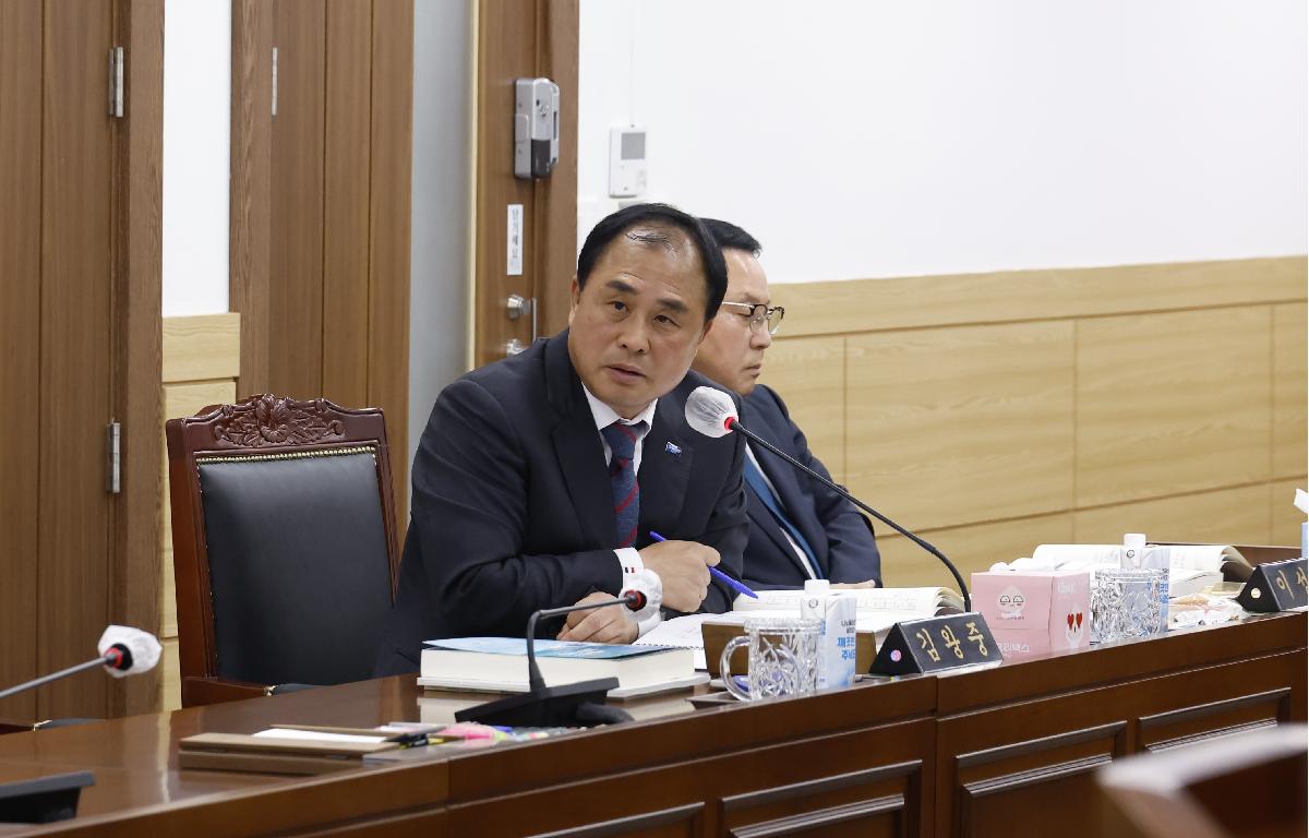 제348회 정례회 행정사무감사(기획감사실, 행정지원과,홍보담당관)  첨부이미지 : 20251120_제348회 정례회 행정사무감사(기획감사실, 행정지원과,홍보담당관) 김왕중1.JPG