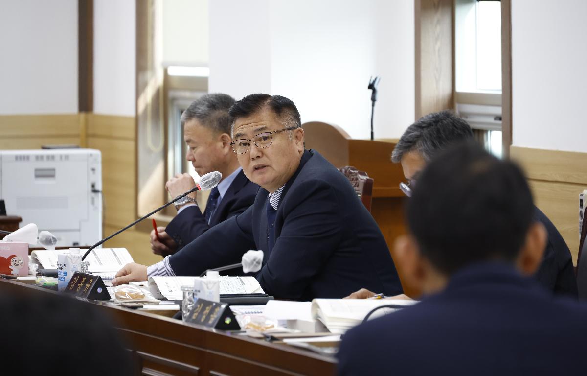 제348회 정례회 행정사무감사(기획감사실, 행정지원과,홍보담당관)  첨부이미지 : 20251120_제348회 정례회 행정사무감사(기획감사실, 행정지원과,홍보담당관) 김종규2.JPG