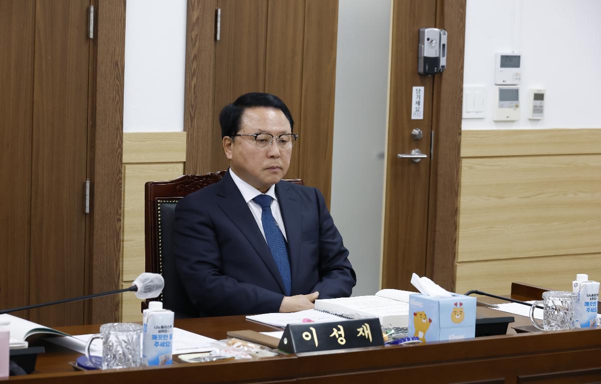 제348회 정례회 행정사무감사(기획감사실, 행정지원과,홍보담당관)  첨부이미지 : 20251120_제348회 정례회 행정사무감사(기획감사실, 행정지원과,홍보담당관) 이성재.JPG