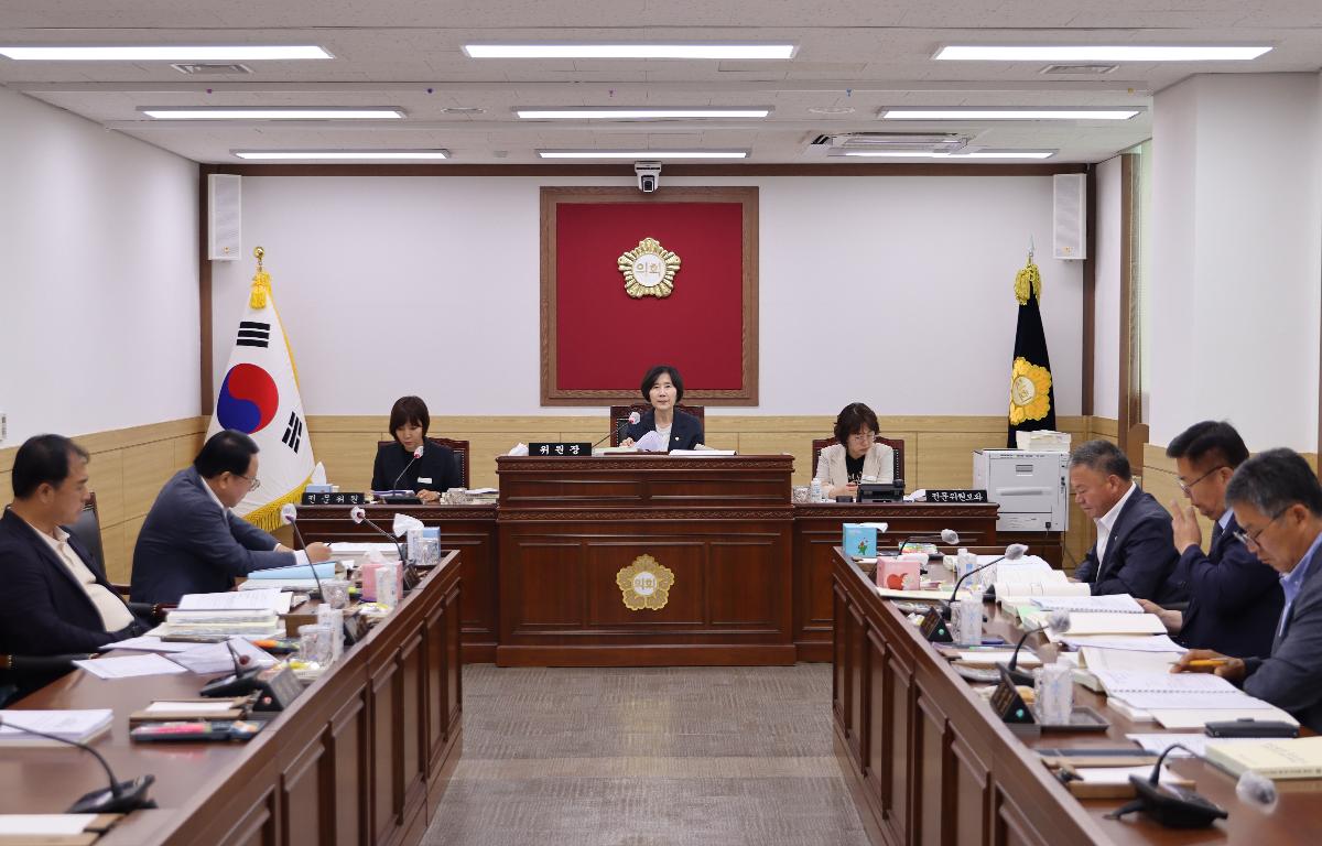 제346회 임실군의회 제1차 정례회 예결특위 첨부이미지 : 20250613_제346회 임실군의회 제1차 정례회 예결특위.JPG