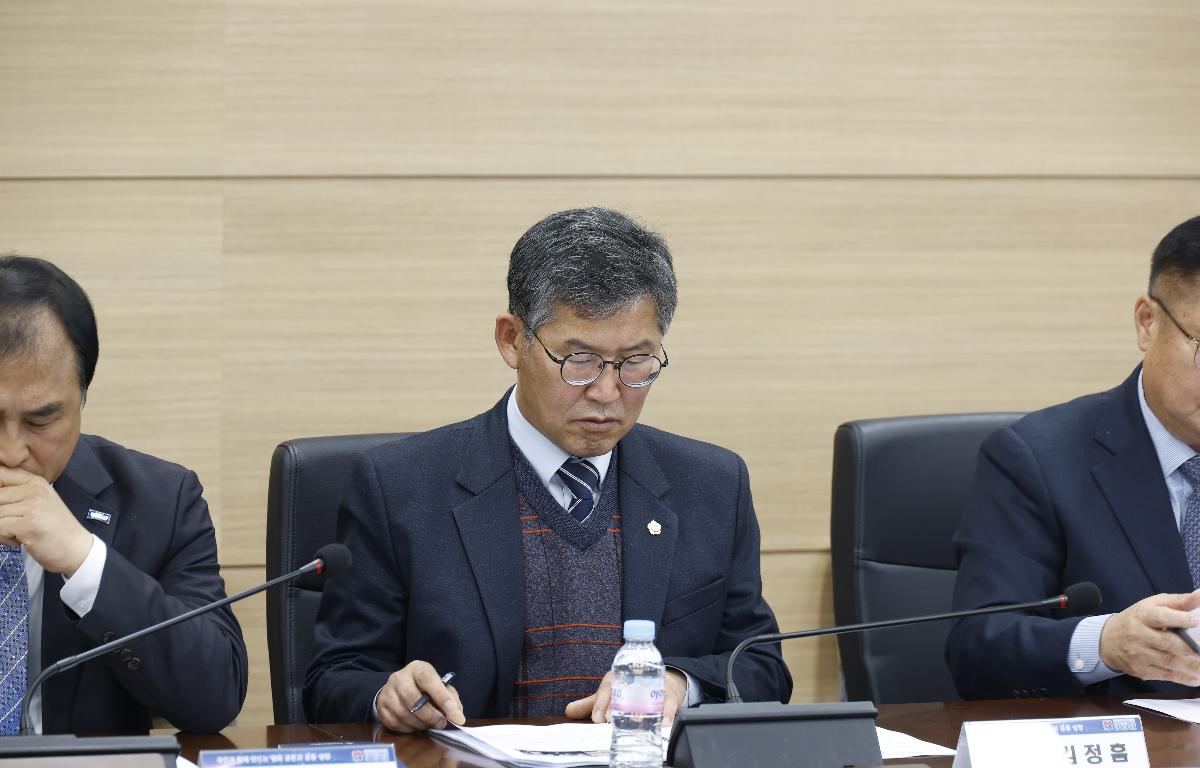 민주평화통일자문회의 임실군협의회 정기회의 첨부이미지 : 202512019_민주평화통일자문회의 임실군협의회 정기회의 김정흠.JPG