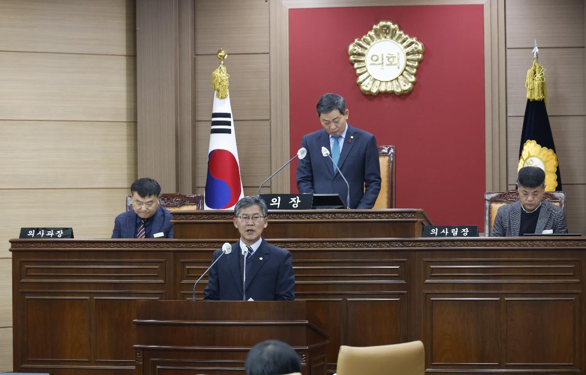 제349회 임실군의회 제2차 정례회 폐회 김정흠 첨부이미지 : 20251219_제349회 임실군의회 제2차 정례회 폐회 김정흠.JPG