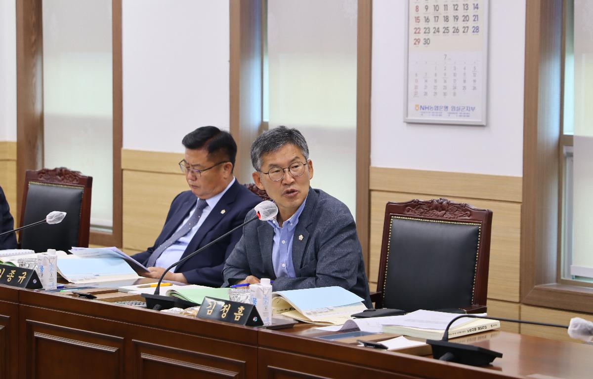 제346회 임실군의회 제1차 정례회 예결특위 첨부이미지 : 20250613_제346회 임실군의회 제1차 정례회 예결특위_김정흠 의원.JPG
