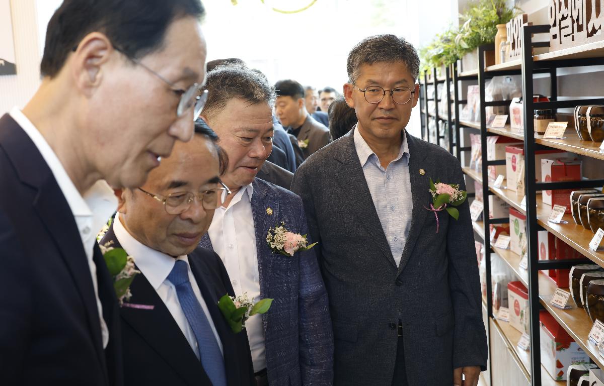 오수휴게소(상행선) 로컬푸드 행복장터 첨부이미지 : 20250915_오수휴게소(상행선) 로컬푸드 행복장터 개장식 김정흠 2.JPG